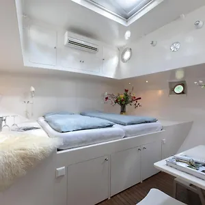  Bed & Breakfast Houseboat Volle Maan Nederland